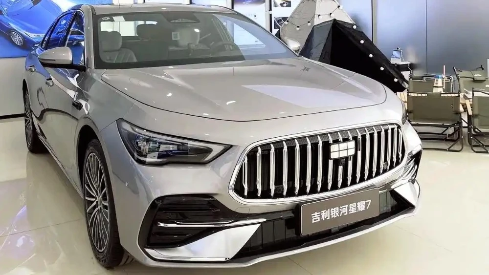  Geely готовит полноприводный седан. Новый Galaxy Starshine 7 заметили у дилеров в Китае