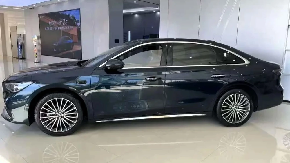  Geely готовит полноприводный седан. Новый Galaxy Starshine 7 заметили у дилеров в Китае