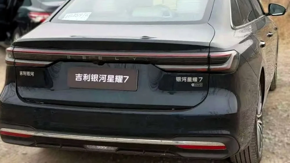  Geely готовит полноприводный седан. Новый Galaxy Starshine 7 заметили у дилеров в Китае