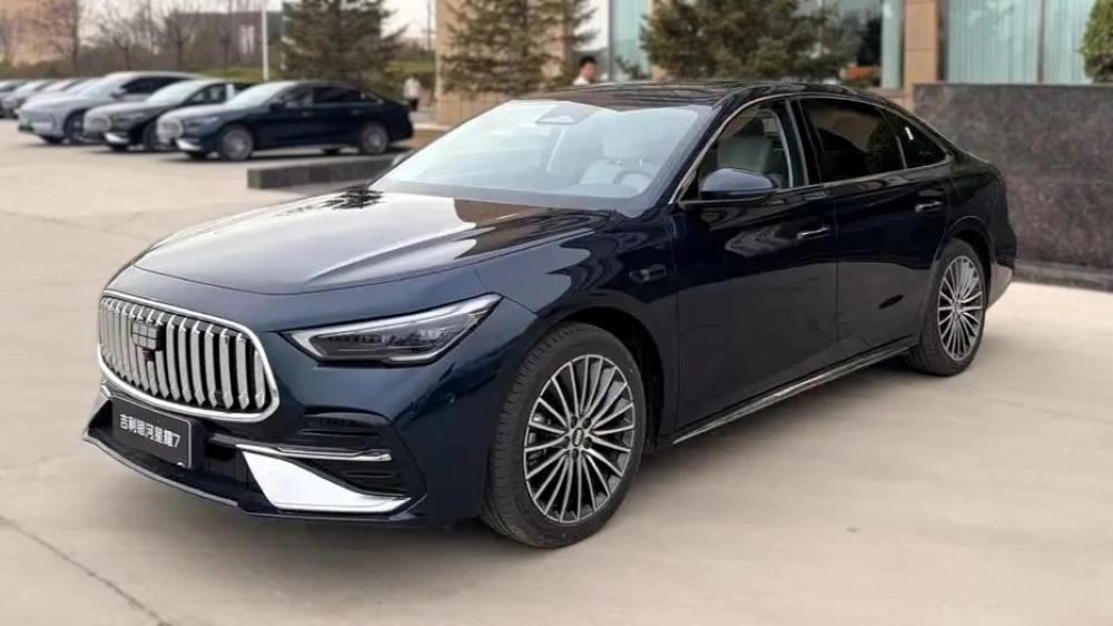  Geely готовит полноприводный седан. Новый Galaxy Starshine 7 заметили у дилеров в Китае