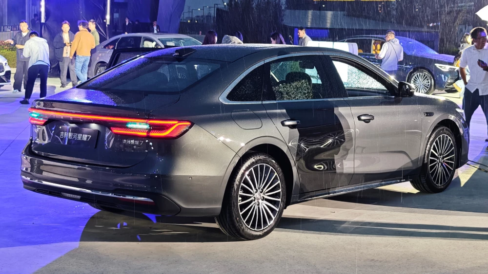  Geely назвала цены на Galaxy Starshine 7. Это полноприводный гибридный седан