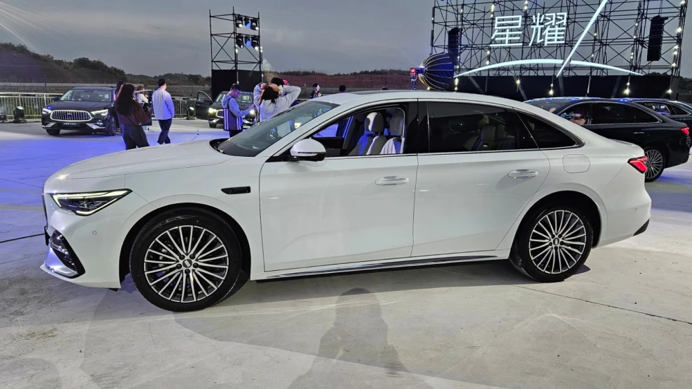  Geely назвала цены на Galaxy Starshine 7. Это полноприводный гибридный седан