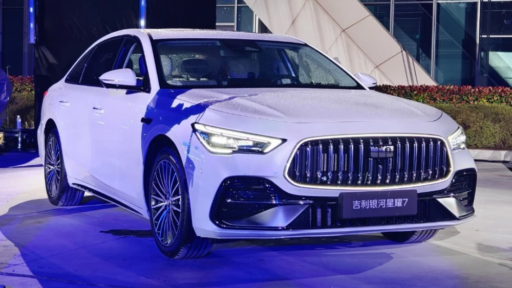  Geely назвала цены на Galaxy Starshine 7. Это полноприводный гибридный седан