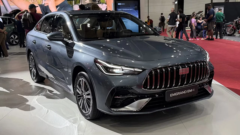 Geely представила новинки для глобального рынка. Это два гибрида