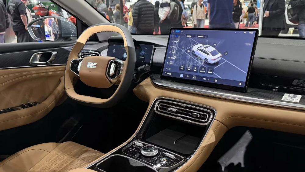 Geely представила новинки для глобального рынка. Это два гибрида