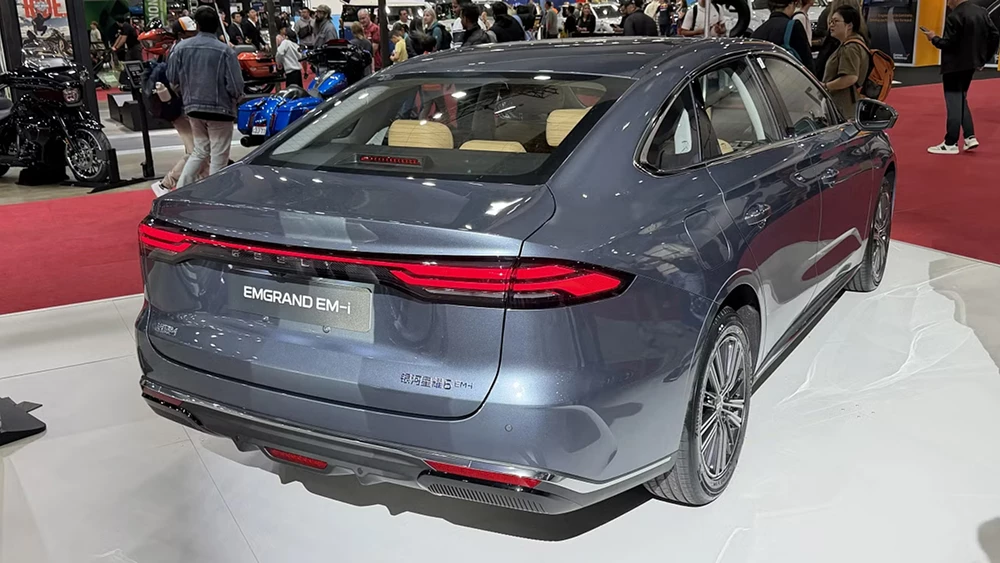 Geely представила новинки для глобального рынка. Это два гибрида