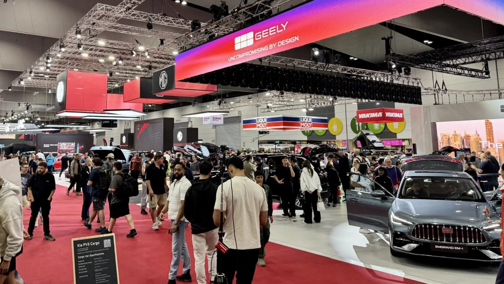 Geely представила новинки для глобального рынка. Это два гибрида