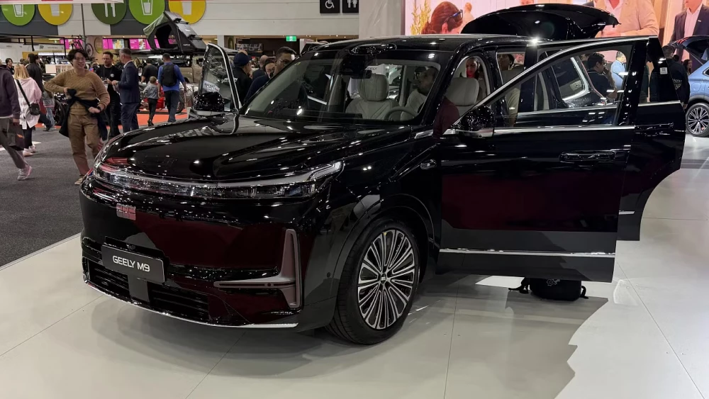 Geely представила новинки для глобального рынка. Это два гибрида