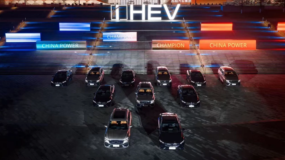  Geely представила передовой традиционный гибрид. Его получили Monjaro и Preface