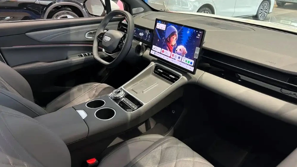  Гибридный Geely Atlas REV вышел на рынок Китая. Кроссовер проезжает более 1200 км