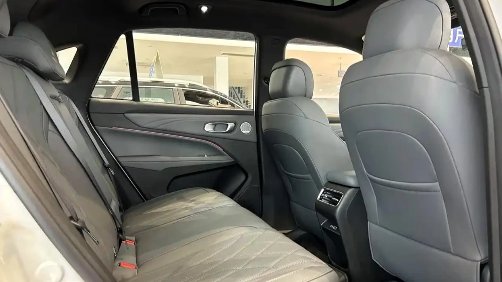  Гибридный Geely Atlas REV вышел на рынок Китая. Кроссовер проезжает более 1200 км