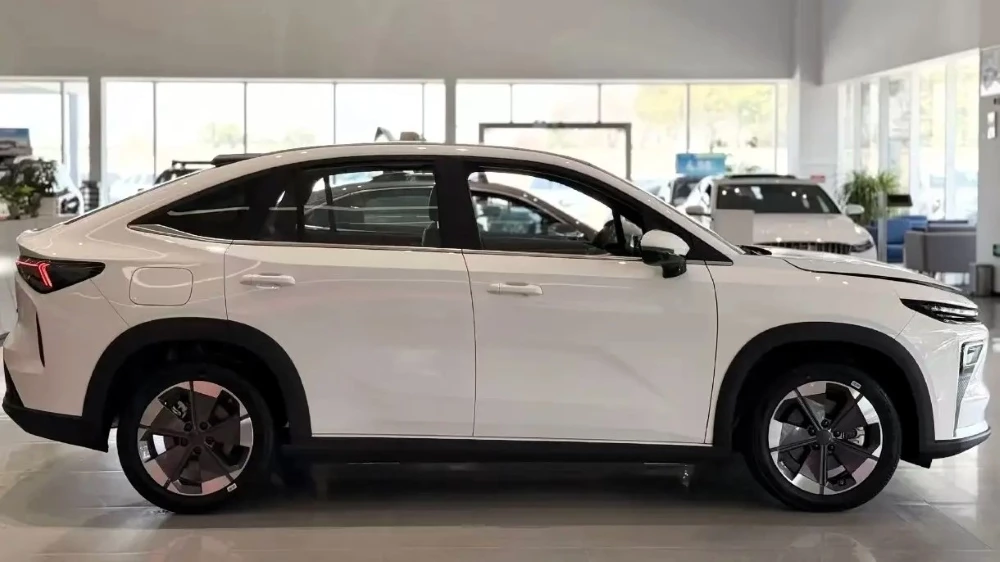  Гибридный Geely Atlas REV вышел на рынок Китая. Кроссовер проезжает более 1200 км