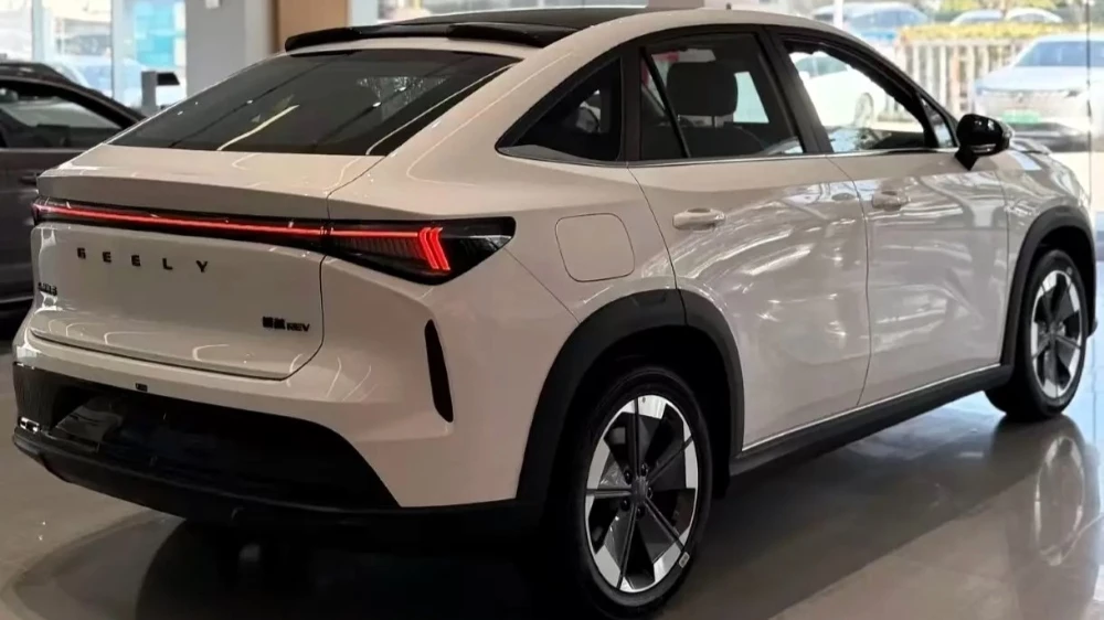  Гибридный Geely Atlas REV вышел на рынок Китая. Кроссовер проезжает более 1200 км