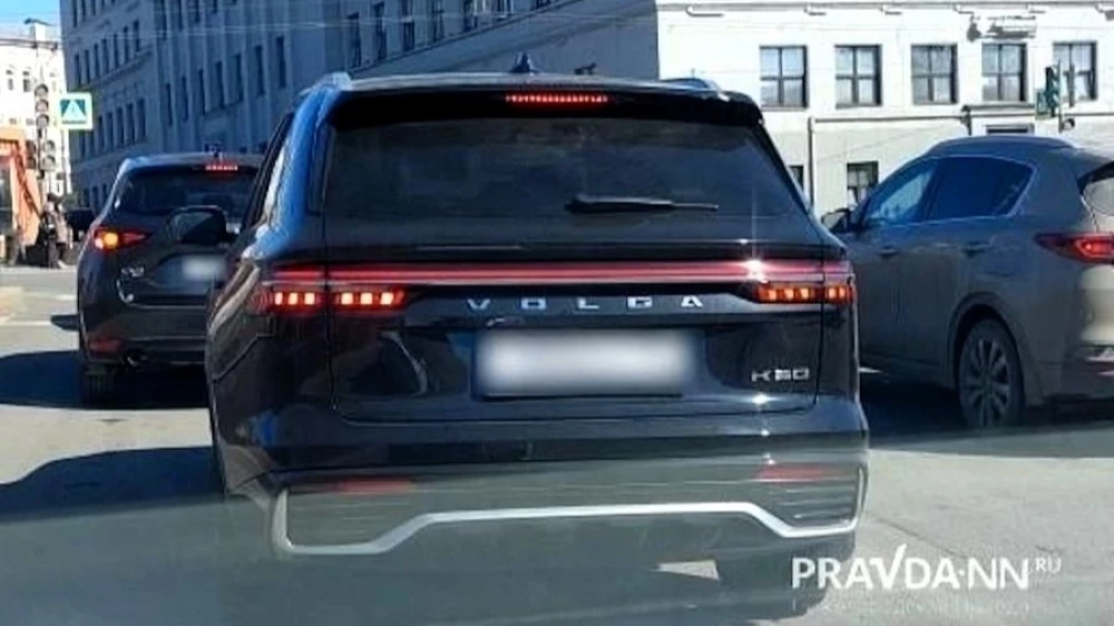 Новый кроссовер Volga K50 уже заметили на улице в России. Первое фото «живой» модели