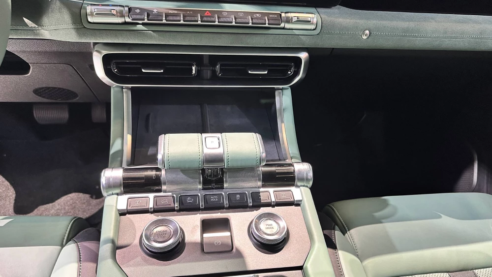  Раскрыты характеристики и салон внедорожника BAW 212 T02. Гибрид на 422 л.с.