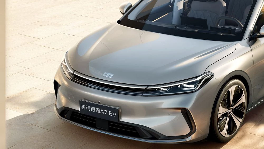  Седан Geely Galaxy A7 EV показали на фото. Чем он отличается от продающегося гибрида