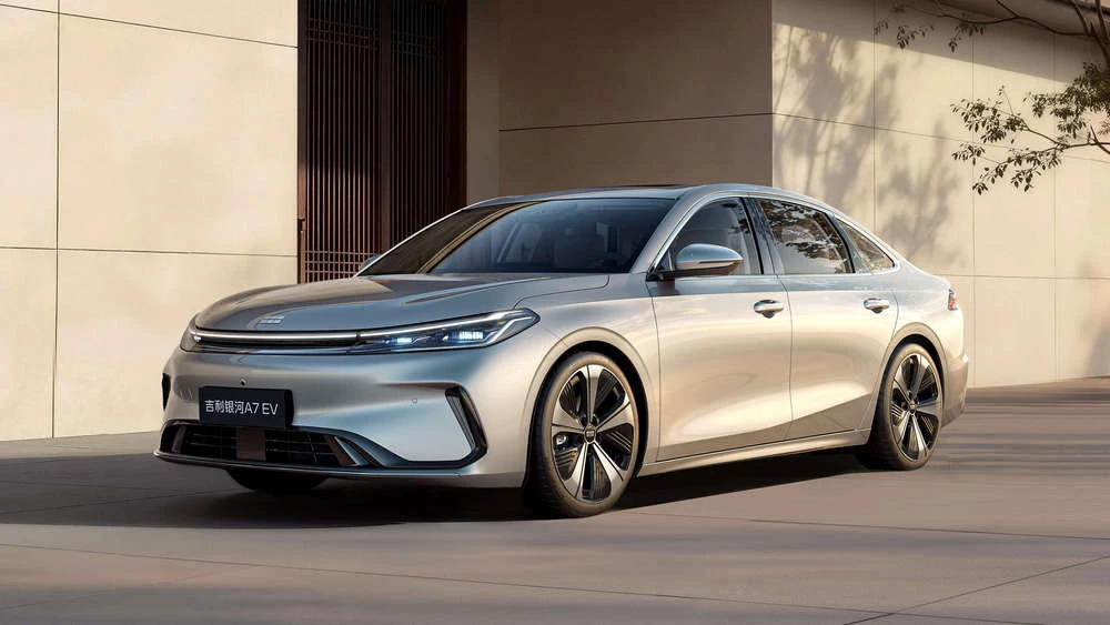  Седан Geely Galaxy A7 EV показали на фото. Чем он отличается от продающегося гибрида
