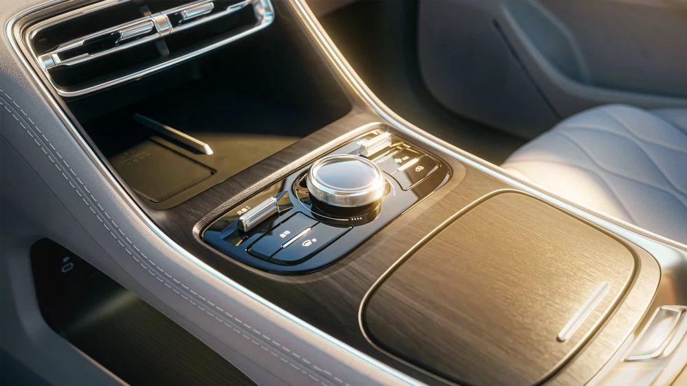  Седан Geely Galaxy A7 EV показали на фото. Чем он отличается от продающегося гибрида