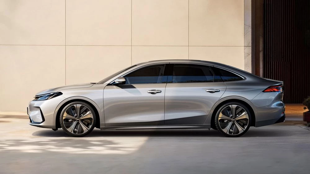  Седан Geely Galaxy A7 EV показали на фото. Чем он отличается от продающегося гибрида