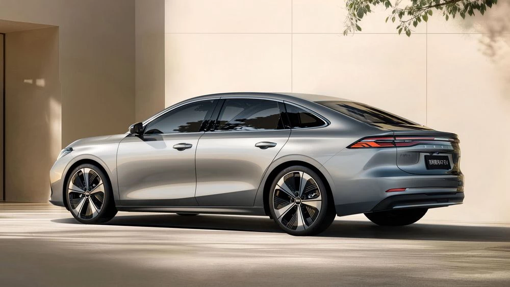  Седан Geely Galaxy A7 EV показали на фото. Чем он отличается от продающегося гибрида