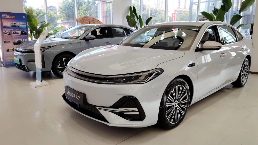  Седан Geely Galaxy A7 EV показали на фото. Чем он отличается от продающегося гибрида