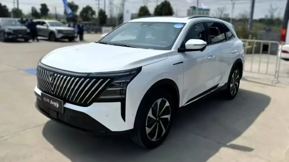  В Китае начали принимать заказы на Changan CS75 Plus HEV. У кроссовера уникальный турбомотор