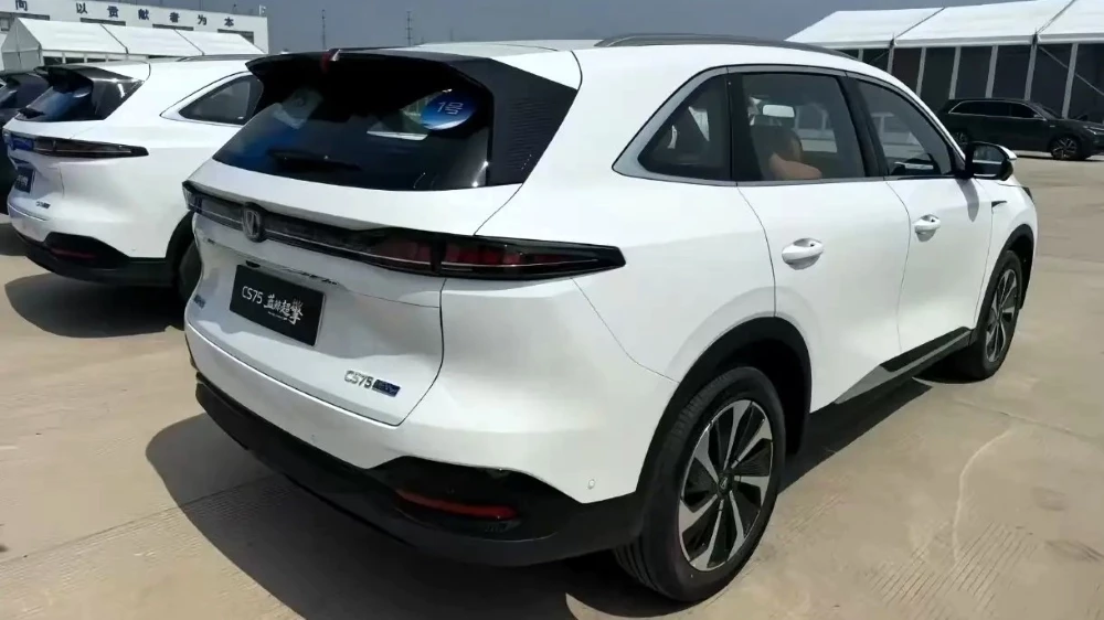  В Китае начали принимать заказы на Changan CS75 Plus HEV. У кроссовера уникальный турбомотор