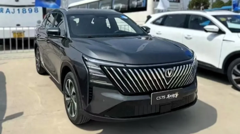  В Китае начали принимать заказы на Changan CS75 Plus HEV. У кроссовера уникальный турбомотор