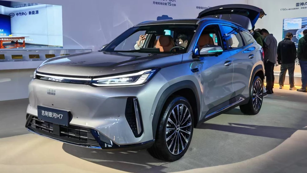  В Китае начались продажи нового кроссовера Geely Galaxy M7. Подробности и цены