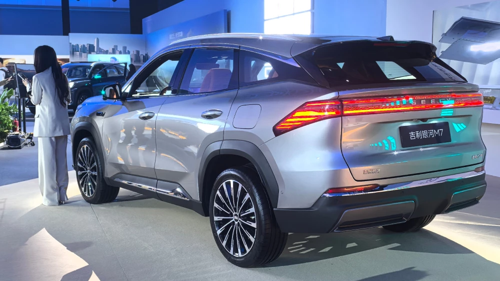  В Китае начались продажи нового кроссовера Geely Galaxy M7. Подробности и цены