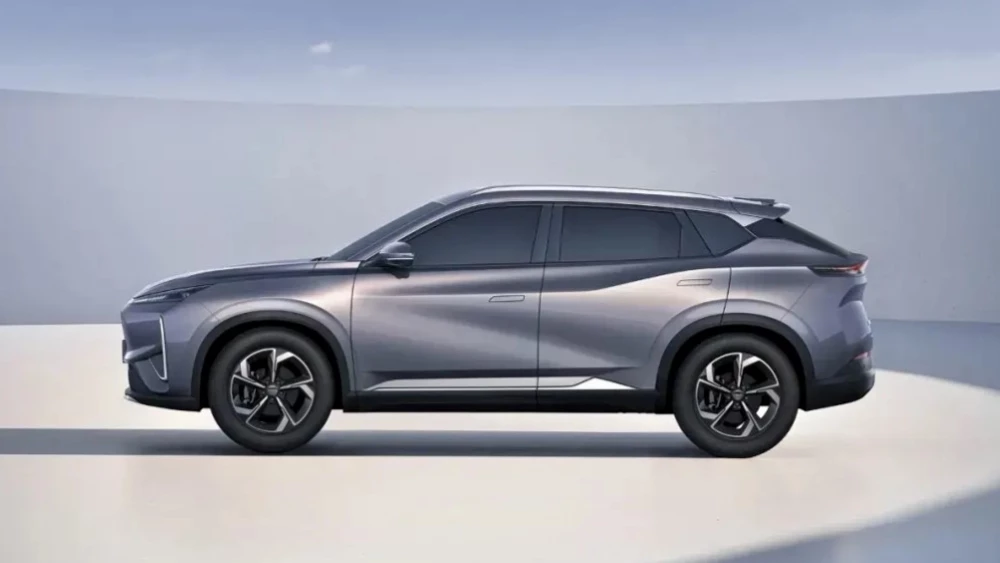 В Китае вышел обновленный Dongfeng Aeolus L7. Он предлагает больше за меньшую цену