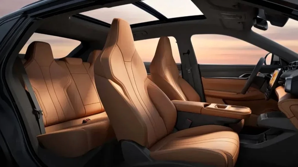 В Китае вышел обновленный Dongfeng Aeolus L7. Он предлагает больше за меньшую цену