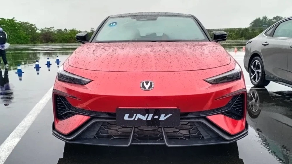  В России появится новый Changan Uni-V. Он получит 2-литровый бензиновый двигатель