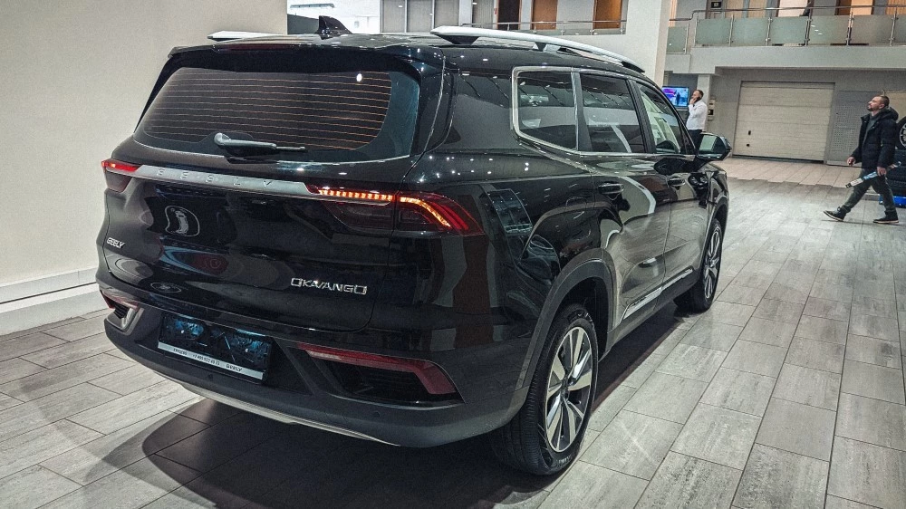 «Всё наладится во второй половине года, но это не точно». Останется ли Geely Okavango в России?