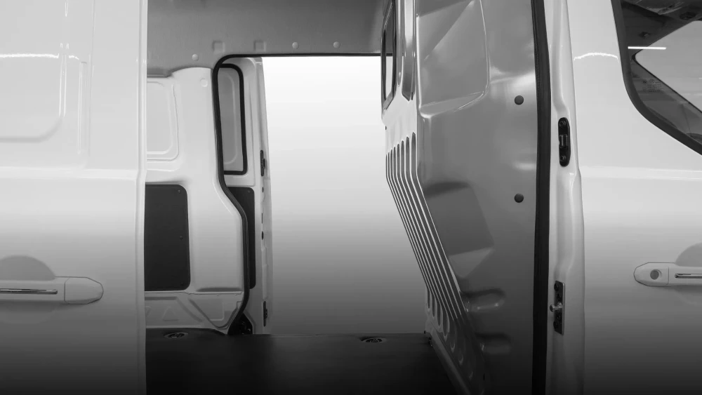  АвтоВАЗ начал отгрузки автомобилей SKM M7 и объявил их цены. Сравниваем с конкурентами