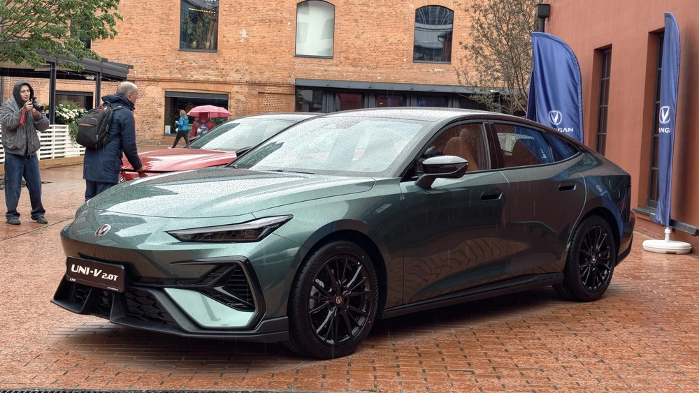 Changan назвал цены на Uni-V 2.0T в России. Лифтбэк наконец получил мотор под стать внешности
