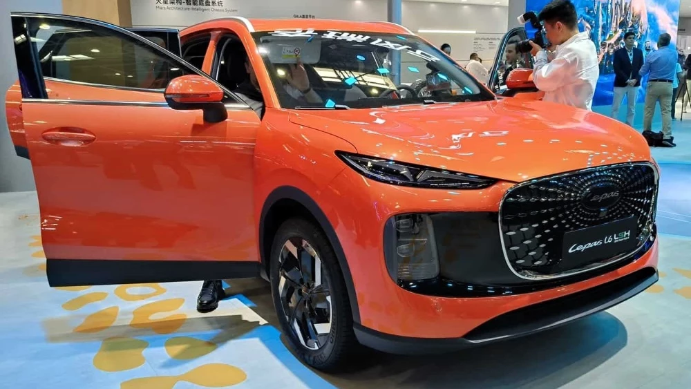  Chery представила новые версии кроссоверов Lepas. Подробности и фотографии