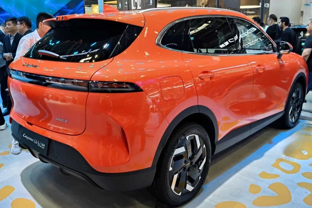  Chery представила новые версии кроссоверов Lepas. Подробности и фотографии