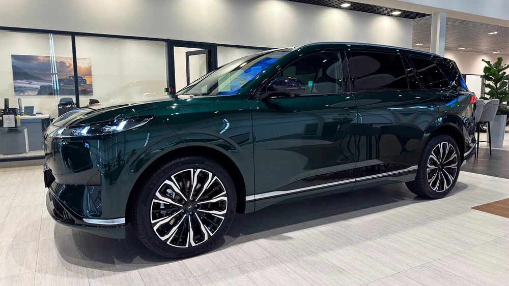  До Беларуси доехали официальные e&pi;008. Они поспорят за покупателя с бензиновыми SUV