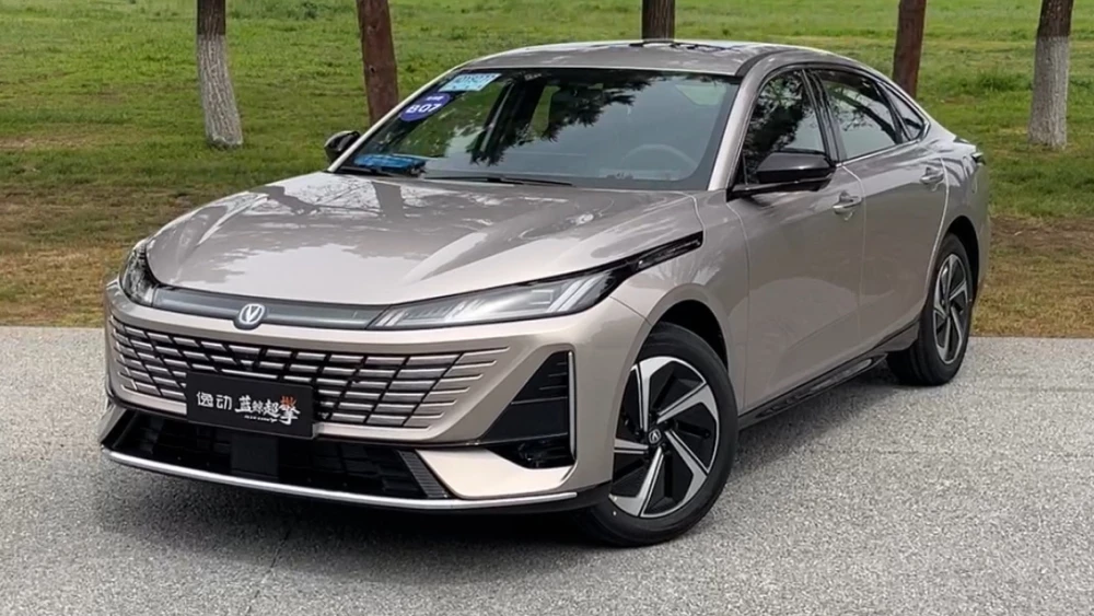  Два традиционных гибрида Changan начали продавать в Китае. Кроссовер и седан