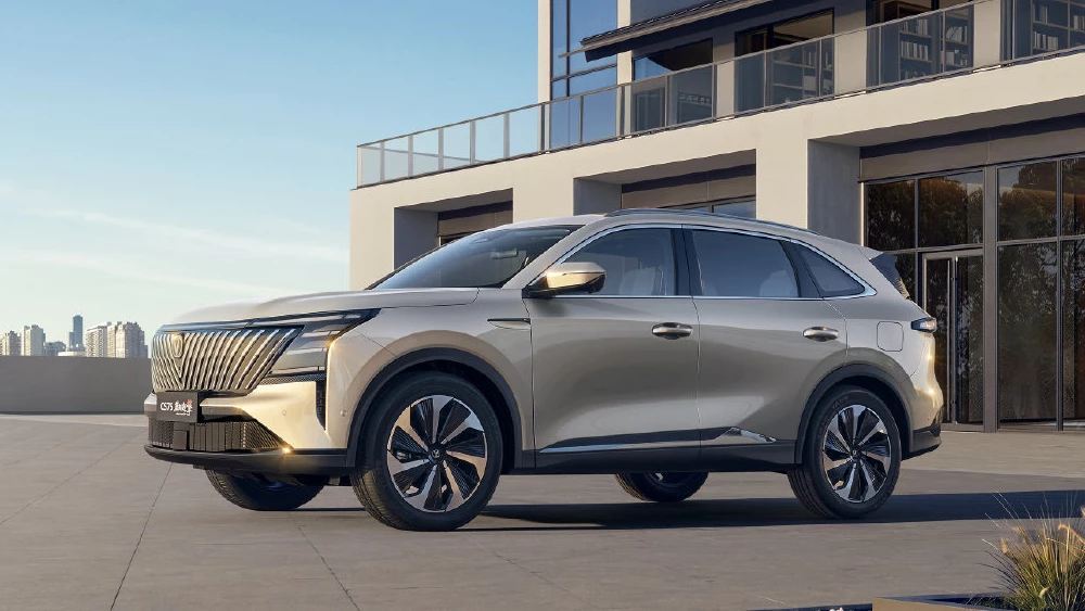  Два традиционных гибрида Changan начали продавать в Китае. Кроссовер и седан