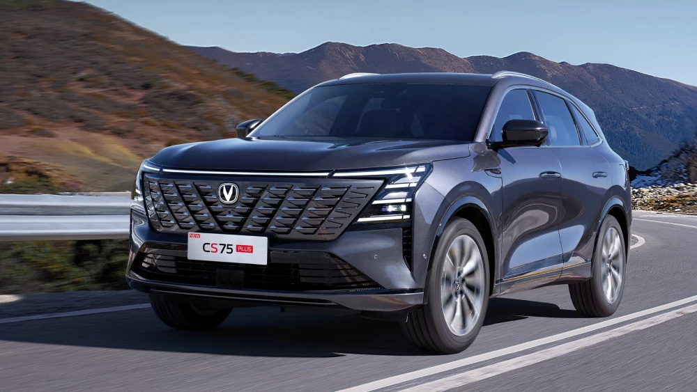  Два традиционных гибрида Changan начали продавать в Китае. Кроссовер и седан