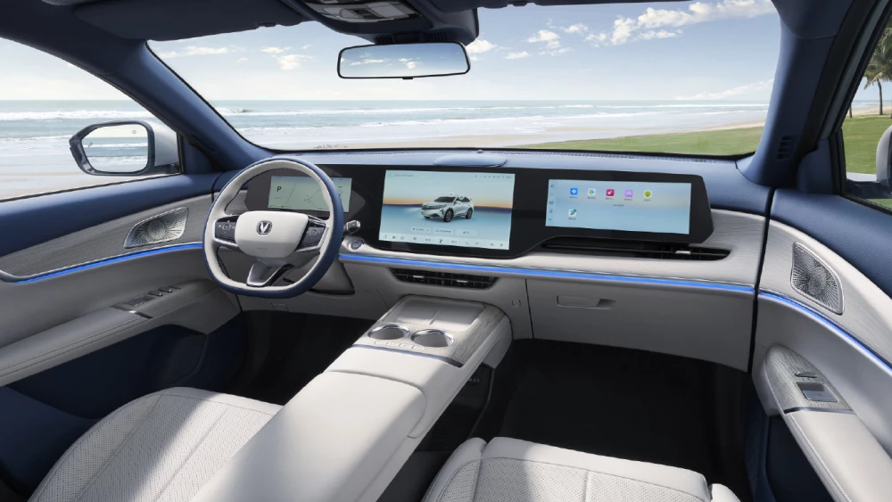  Два традиционных гибрида Changan начали продавать в Китае. Кроссовер и седан
