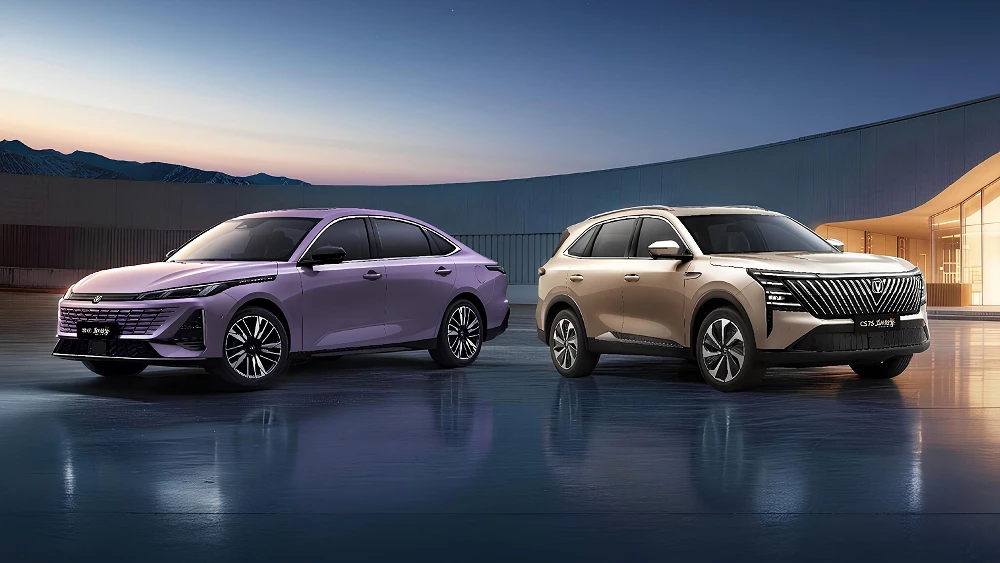  Два традиционных гибрида Changan начали продавать в Китае. Кроссовер и седан
