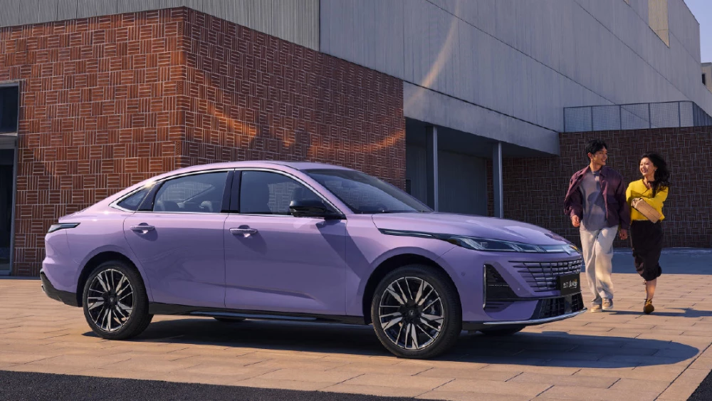  Два традиционных гибрида Changan начали продавать в Китае. Кроссовер и седан