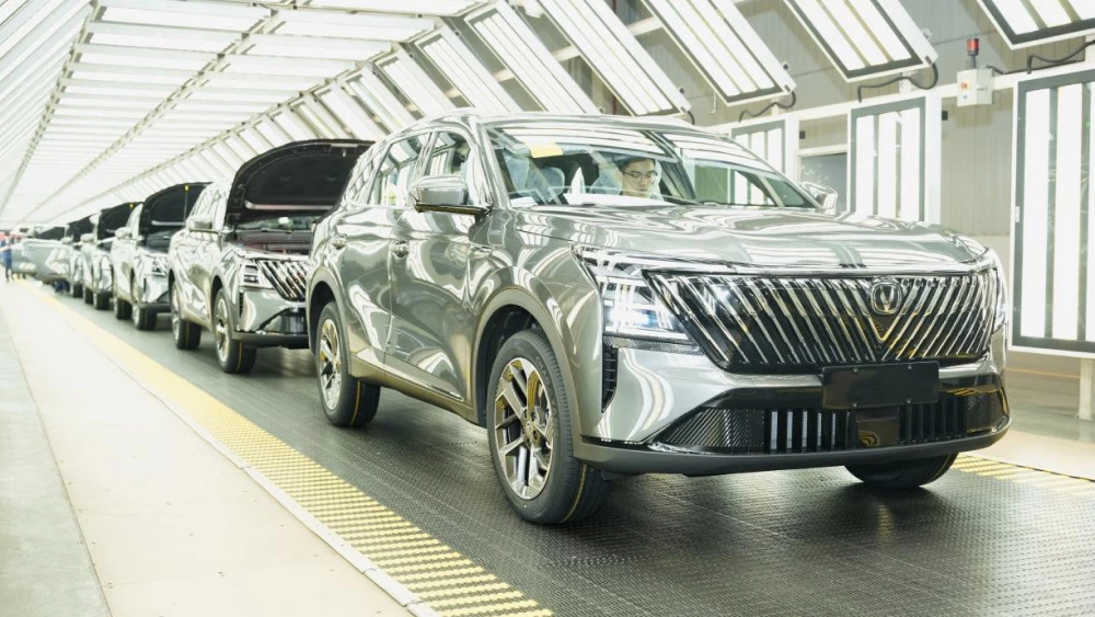  Два традиционных гибрида Changan начали продавать в Китае. Кроссовер и седан