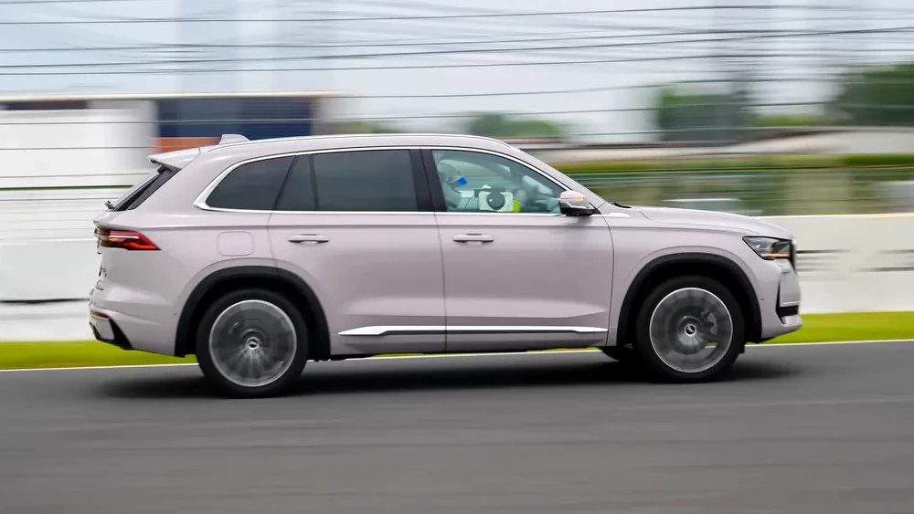  Гибридные Geely Monjaro и Preface сравнили в Японии с Toyota и Honda. Результаты тестов