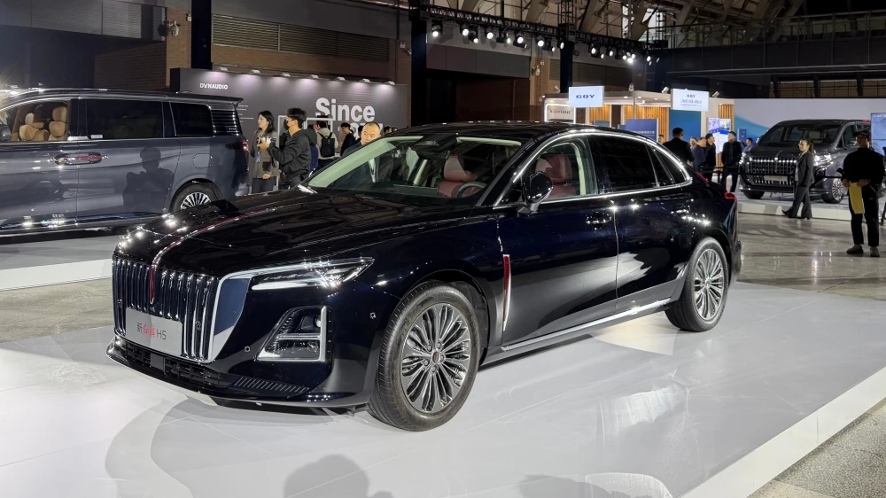  Hongqi обновил седан H5 и минивэн HQ9. Что изменилось и какие цены