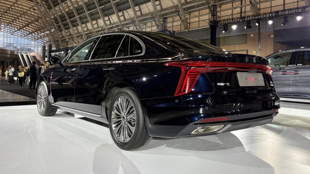  Hongqi обновил седан H5 и минивэн HQ9. Что изменилось и какие цены