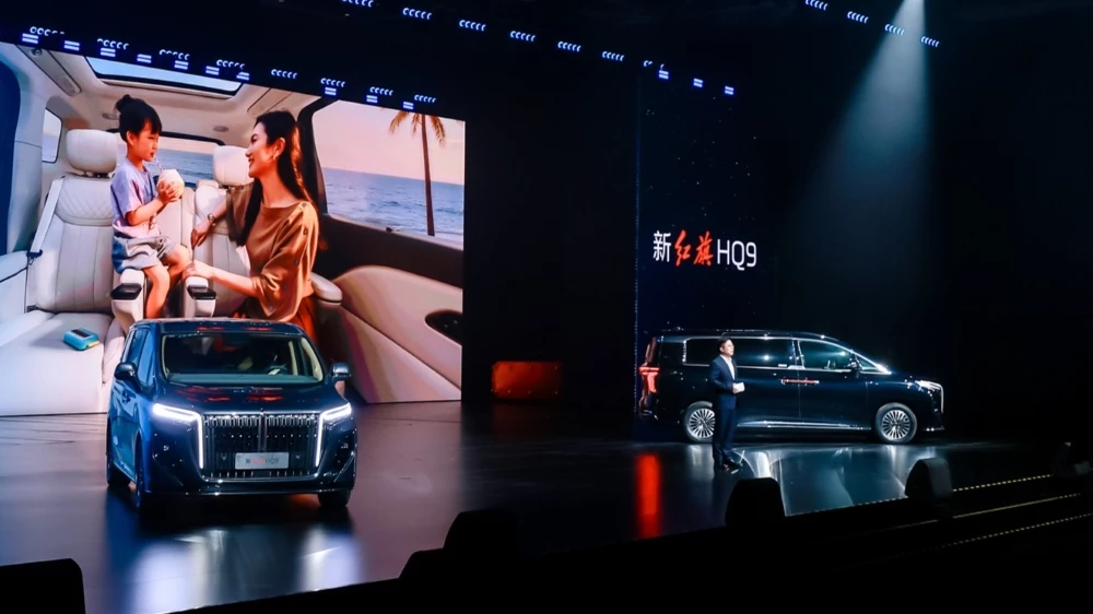  Hongqi обновил седан H5 и минивэн HQ9. Что изменилось и какие цены